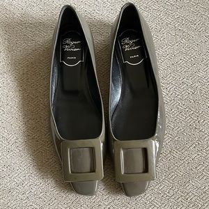 Roger Vivier buckled patient leather shoes.